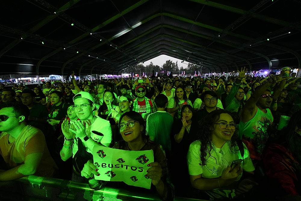 Fans Cheer For Bu Cuarón